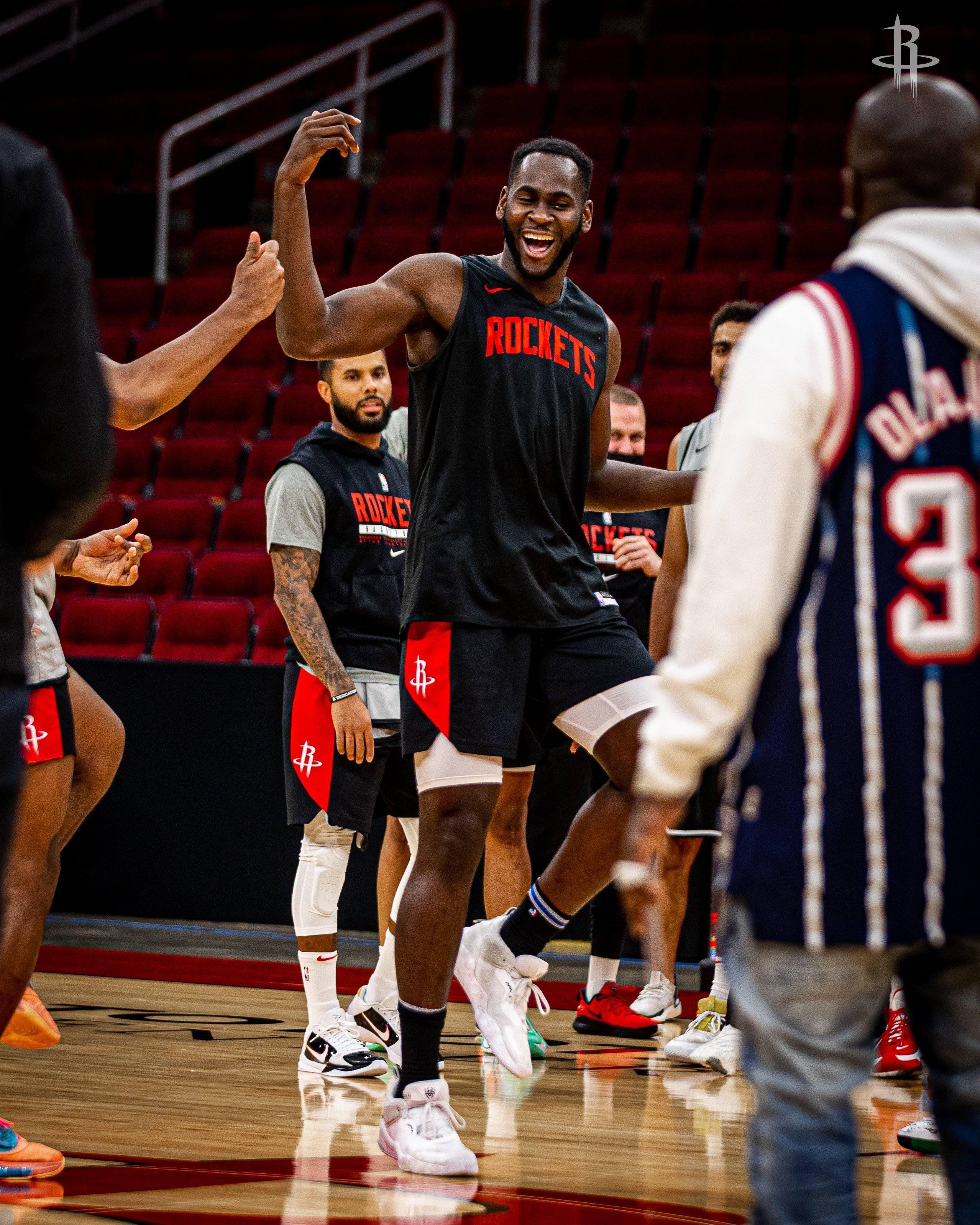 休斯敦火箭训练开放日，清晨再遭质疑引欢呼，法国杯在即，纪律约束更严格(休斯顿火箭最新消息)